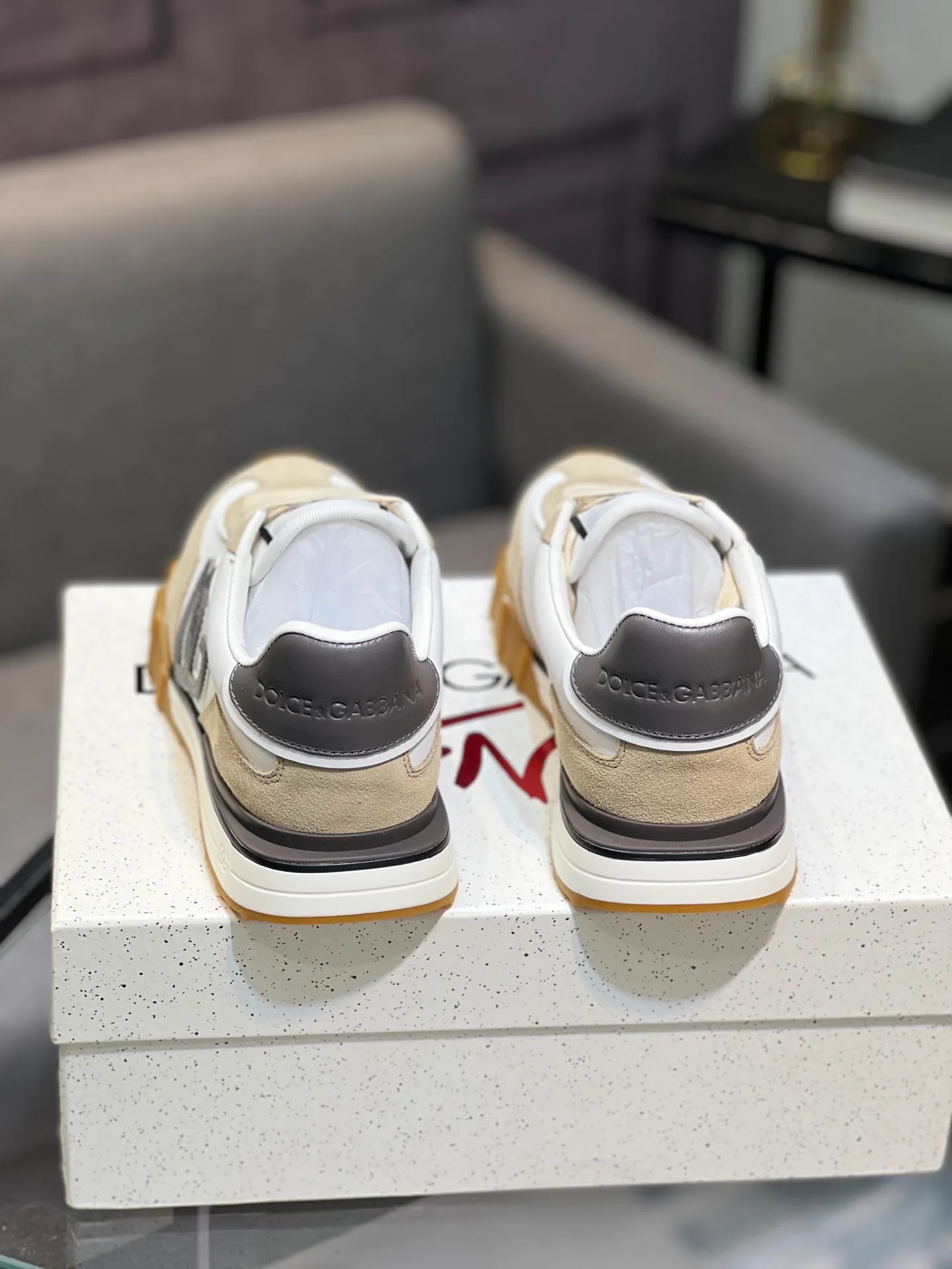 Men's shoes 💰560 Dolce&Gabbana D&G's latest casual sports shoes. Original purchase, development and production. DG's latest explosion. The tongue has the brand's iconic details. It is fashionable and versatile and can add luster to various looks. Create an exquisite design with unique dynamic vitality and modern atmosphere, showing modern and elegant style. Exquisite packaging at the delivery counter🛍📦 ▪️Fabric: Original customized cowhide, lining: Original customized breathable lining, Size: Men's 38-44 (45 46 customized)